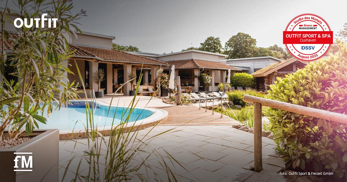 Außenansicht eines Wellnessbereichs mit Pool, Holzstegen und mediterran gestalteter Architektur. Logo 'Outfit Sport & Spa' und Auszeichnung 'Studio des Monats August 2025'.