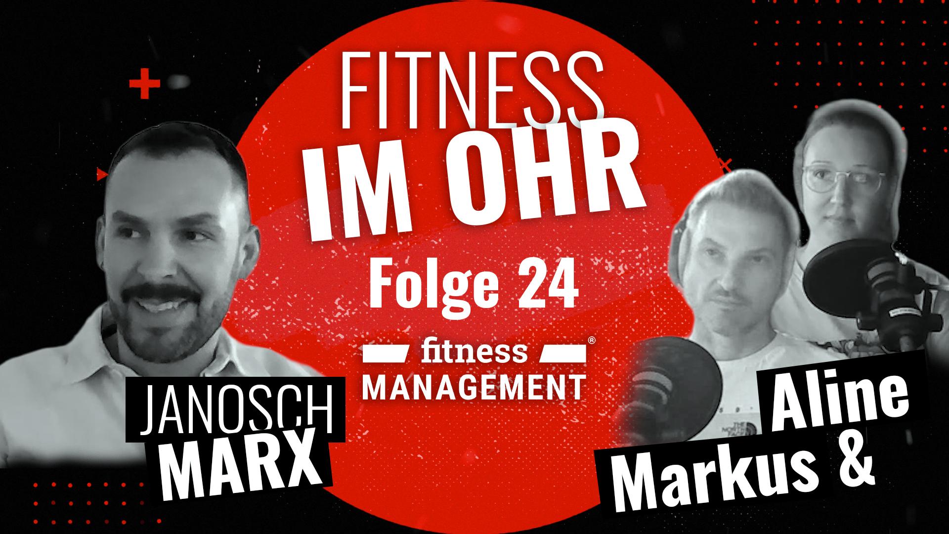 Podcast-Grafik mit Porträtfotos von Janosch Marx, Aline Pamsl und Markus Wanjek an Mikrofonen vor einem schwarzen Hintergrund. In der Mitte ein roter Kreis mit dem Titel der Podcastfolge und 'Fitness im Ohr' in weißer Schrift.