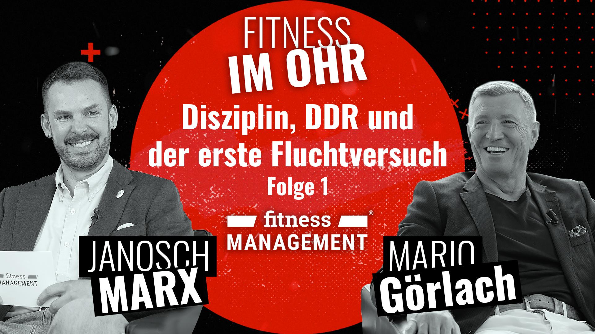 Podcast-Grafik mit Porträtfotos von Janosch Marx und Mario Görlach an Mikrofonen vor einem schwarzen Hintergrund. In der Mitte ein roter Kreis mit dem Titel der Podcastfolge und 'Fitness im Ohr' in weißer Schrift.