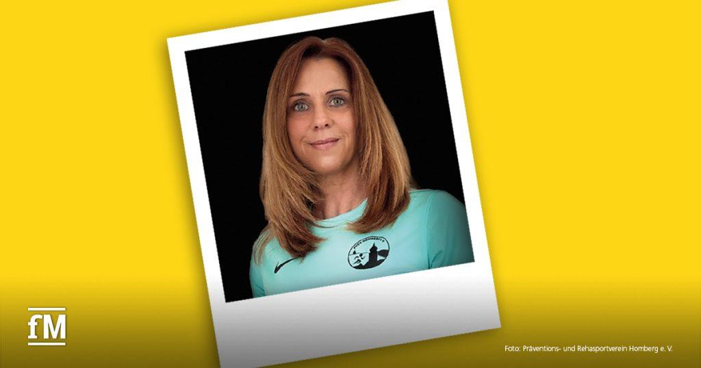 Porträtfoto als Sofortbild von Martina Scheller vor schwarzem Hintergrund, im türkisfarbenen Sportshirt mit Logo. Hinter dem Foto eine gelbe Fläche, rechts kleine Bildquelle und links unten das fM Logo.