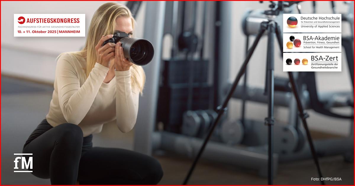 Eine Frau mit Kamera fotografiert in einem Fitnessstudio-Setting. Aufstiegskongress Logo und DHfPG und BSA-Akademie Logos rechts und links oben in den Ecken.