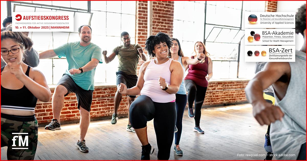 Gruppe von Menschen in Sportkleidung trainiert gemeinsam in einem hellen Fitnessstudio. Werbung für den Aufstiegskongress am 10. und 11. Oktober 2025 in Mannheim, veranstaltet von der Deutschen Hochschule für Prävention und Gesundheitsmanagement, der BSA-Akademie und BSA-Zert.
