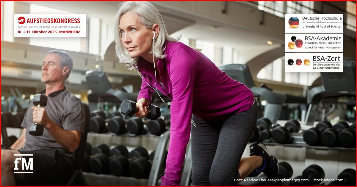 Älteres Paar trainiert mit Kurzhanteln in einem modernen Fitnessstudio. Ankündigung für den Aufstiegskongress am 10. und 11. Oktober 2025 in Mannheim, organisiert von DHfPG, BSA-Akademie und BSA-Zert.