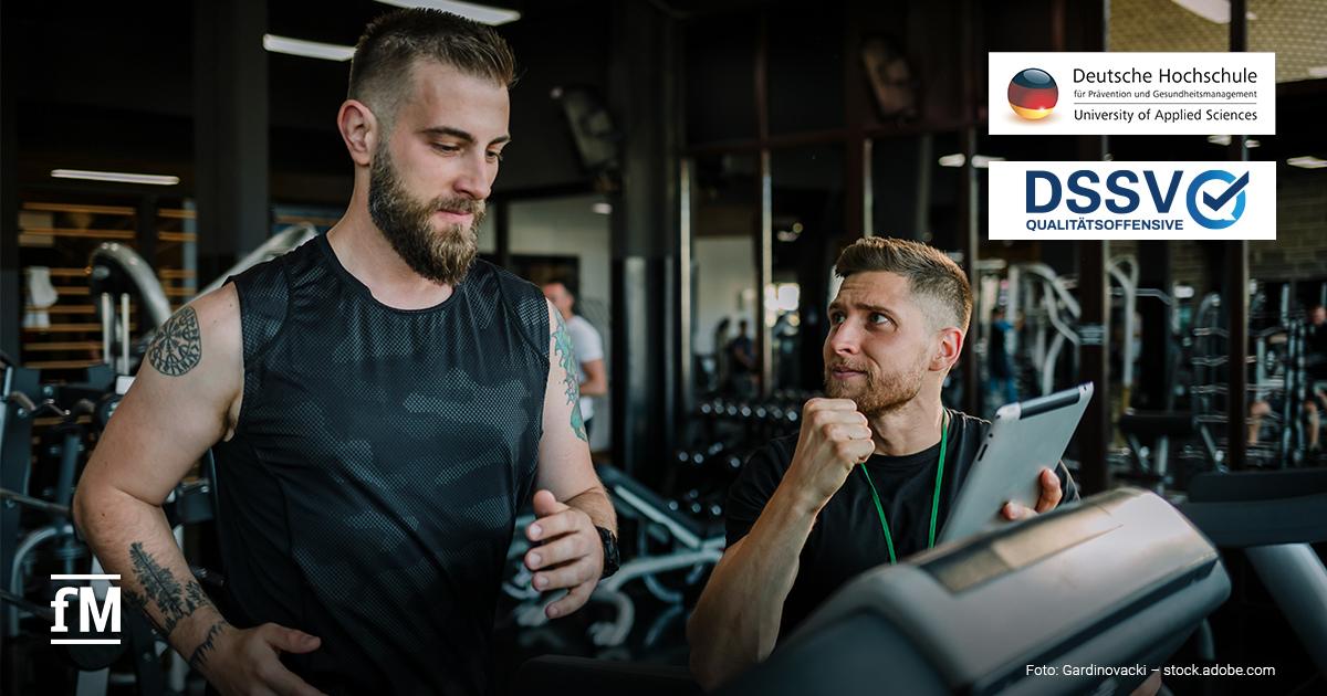 Ein Mann mit Bart und Tätowierungen läuft auf einem Laufband in einem Fitnessstudio. Neben ihm steht ein Trainer mit Tablet in der Hand und beobachtet ihn aufmerksam. oben rechts sind die Logos der DHfPG und des DSSV.