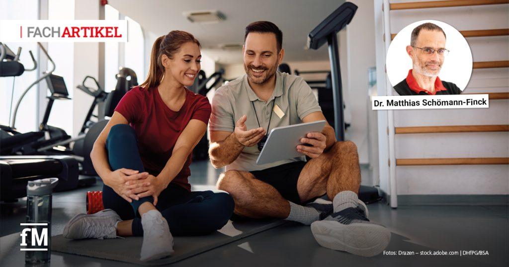 Ein Trainer und eine Frau sitzen im Fitnessstudio auf dem Boden. Sie betrachten gemeinsam ein Tablet und lächeln. Im Bildrand ist Dr. Matthias Schömann-Finck als Experte eingeblendet.