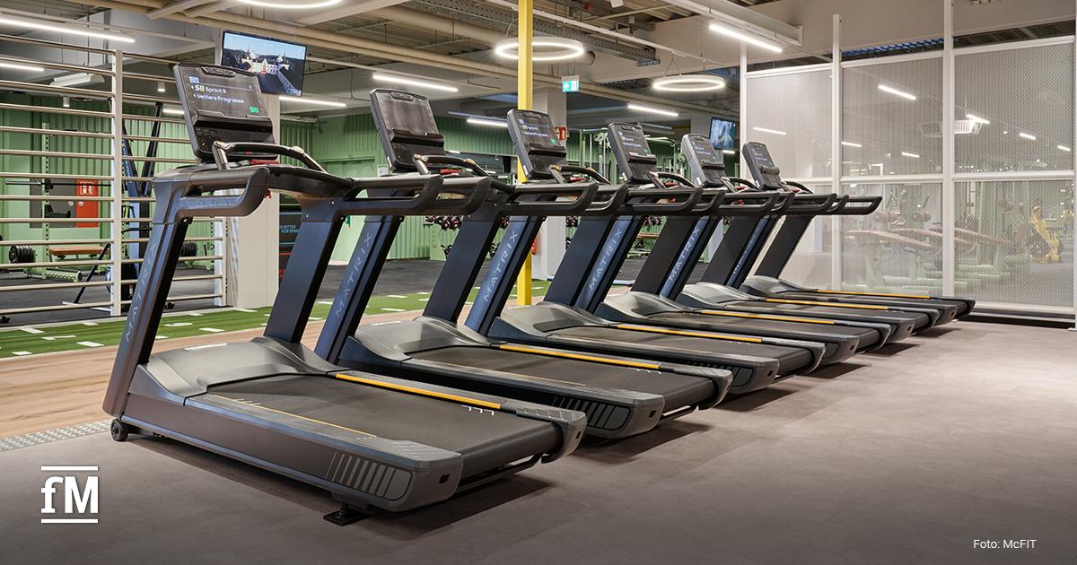 Sechs nebeneinander aufgestellte MATRIX-Laufbänder stehen im neuen McFIT-Fitnessstudio in Hamburg-Stellingen.
