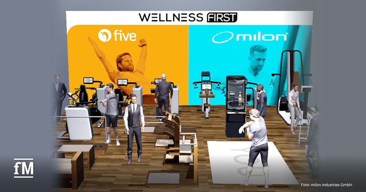 Schematische Darstellung eines Messestandes. Geräte stehen auf einer Präsentationsfläche mit menschlichen Dummies. Auf einer Leinwand dahinter sind die Logos von five und milon sowie der Schriftzug 'Wellness First' zu sehen.