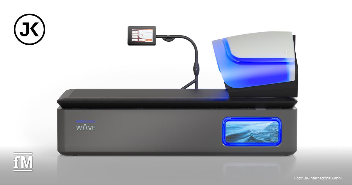 Zu sehen ist das grau Wellsystem-Wave-Gerät der JK Group mit innovativem seitlichem Touch-Display