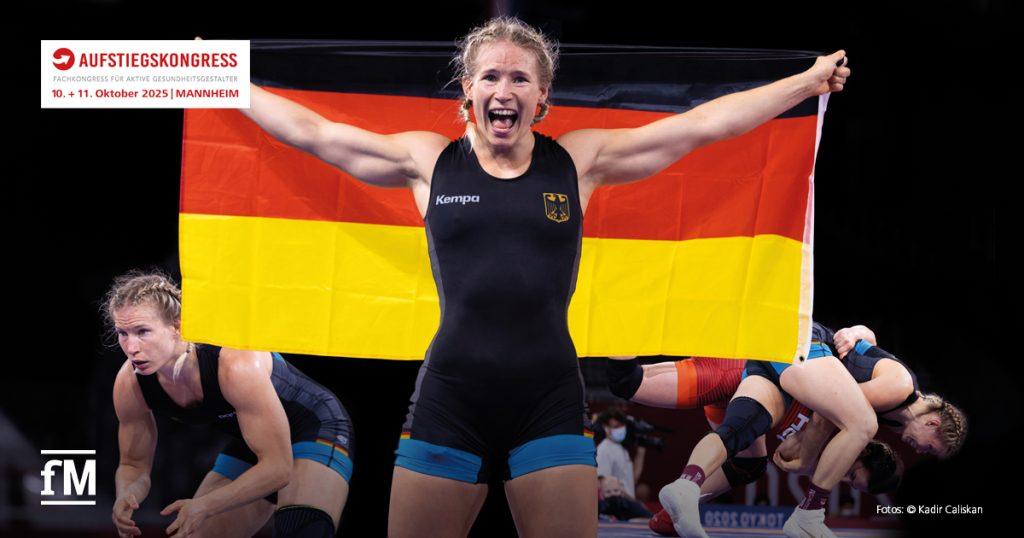 Eine erfolgreiche deutsche Ringerin jubelt mit der Deutschlandfahne in den Händen. Im Hintergrund laufen weitere Szenen aus Ringkämpfen.