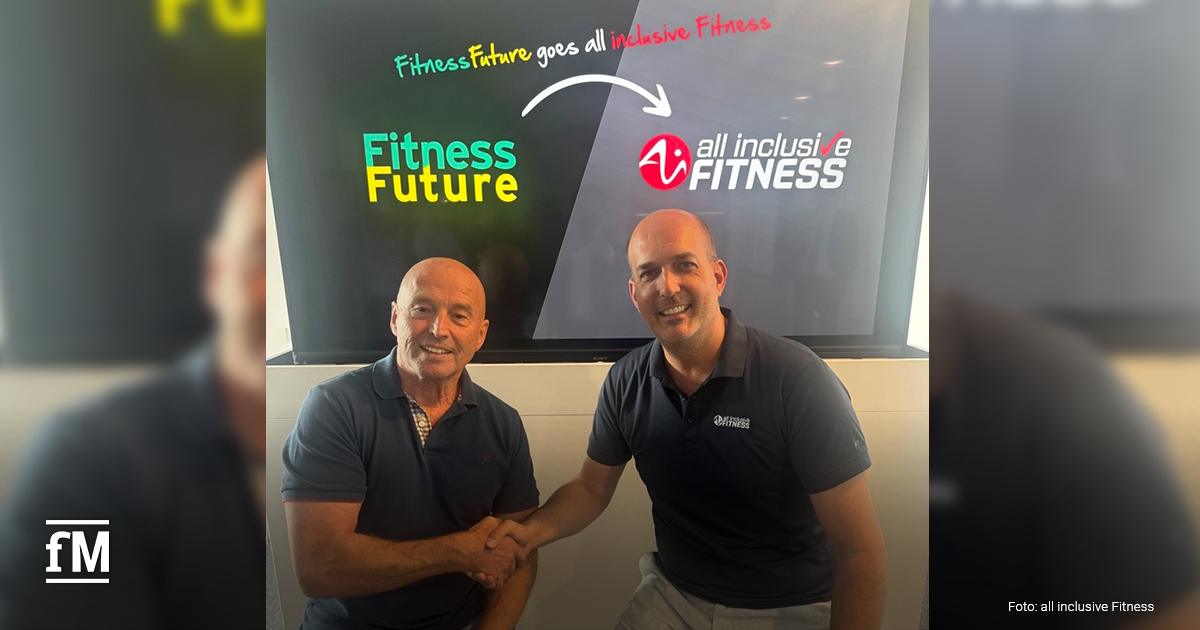 Zwei Männer sitzen vor einer Leinwand mit den Logos von Fitness Future und all inclusive Fitness und geben sich die Hand.