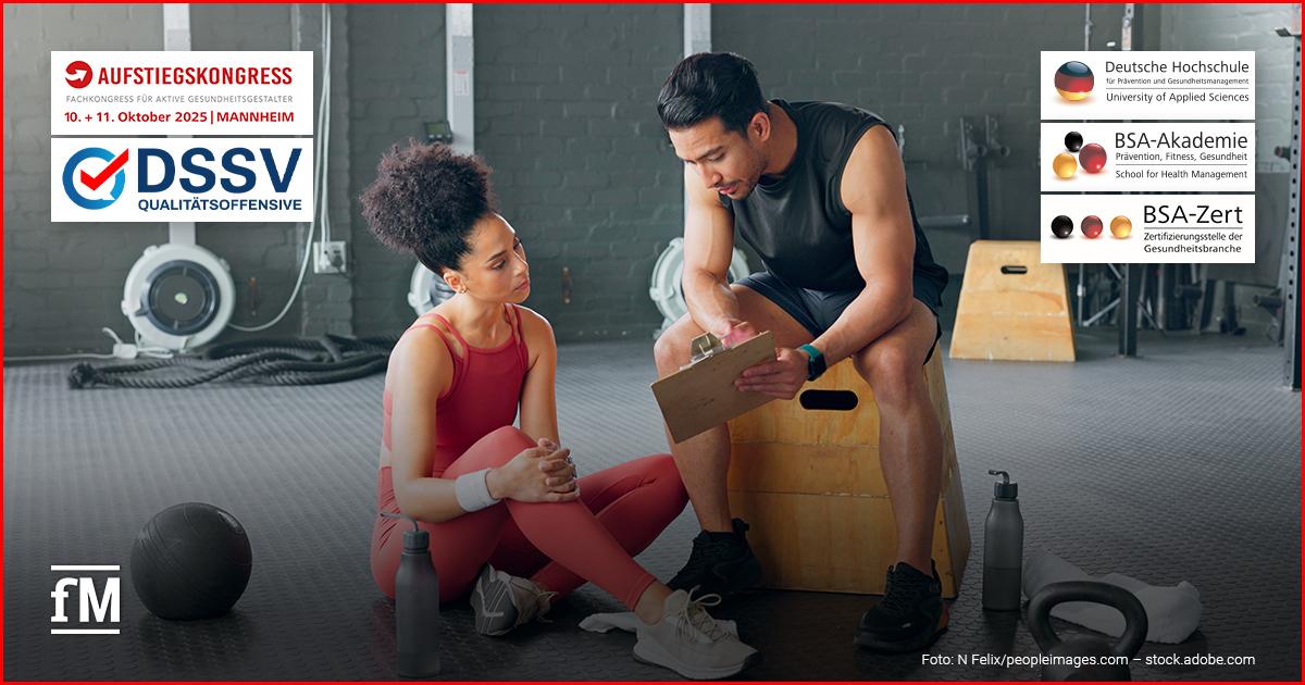 Eine Frau in roter Sportkleidung sitzt erschöpft auf dem Boden eines Fitnessstudios und hört aufmerksam ihrem Trainer zu. Der Trainer in schwarzem Outfit zeigt ihr Notizen auf einem Klemmbrett. Hinweis auf den Aufstiegskongress 2025, veranstaltet von der Deutschen Hochschule für Prävention und Gesundheitsmanagement (DHfPG), der BSA-Akademie und der BSA-Zert
