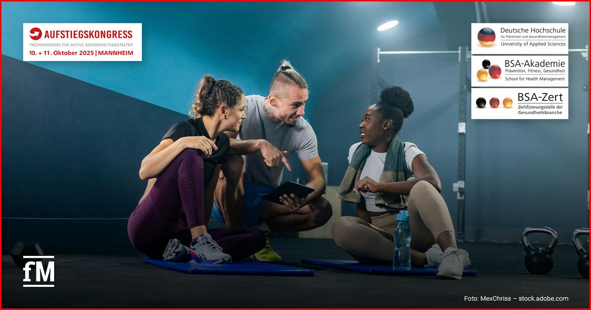 Drei junge Menschen sitzen in Sportkleidung auf Matten im Fitnessstudio und unterhalten sich freundlich. Im Hintergrund sind Hanteln sichtbar. Links oben wird der Aufstiegskongress im Oktober 2025 beworben.