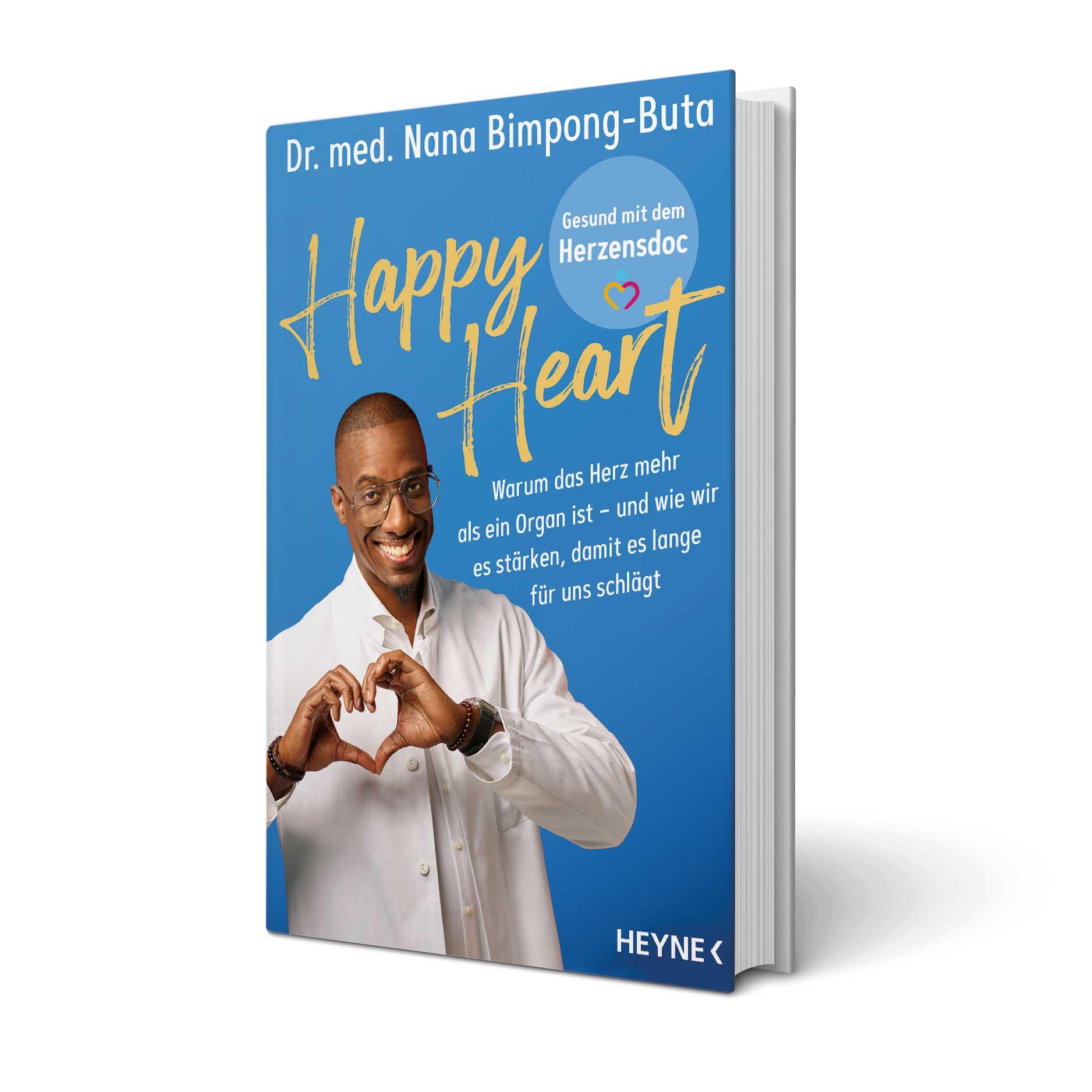 Buchcover mit Dr. med. Nana Bimpong-Buta in weißem Kittel, der mit den Händen ein Herz formt. Oben steht der Titel „Happy Heart“ auf blauem Hintergrund.