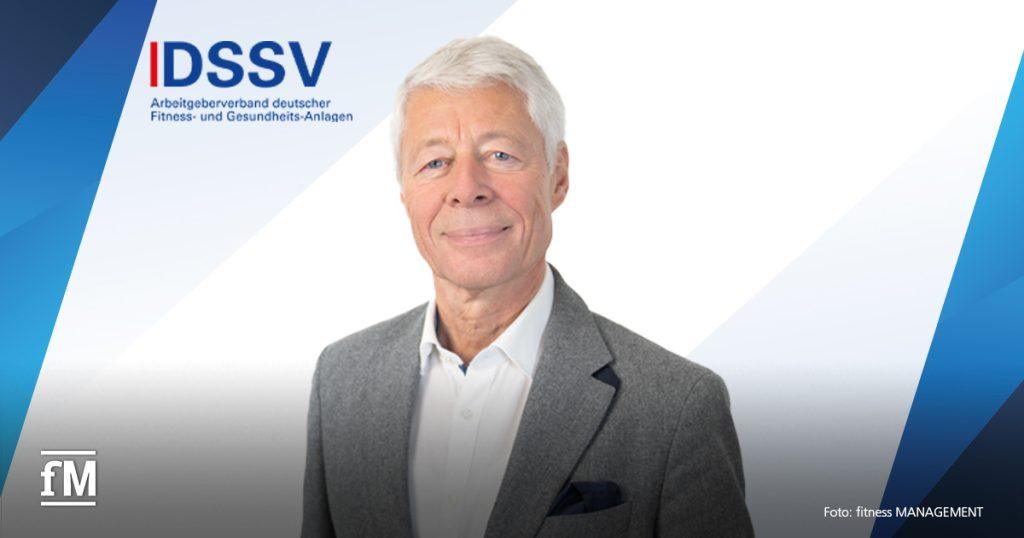 Porträt eines weißhaarigen Mannes (Thomas Wessinghage) in grauem Sakko vor dem Logo des DSSV mit Schriftzug 'Arbeitgeberverband deutscher Fitness- und Gesundheits-Anlagen'.