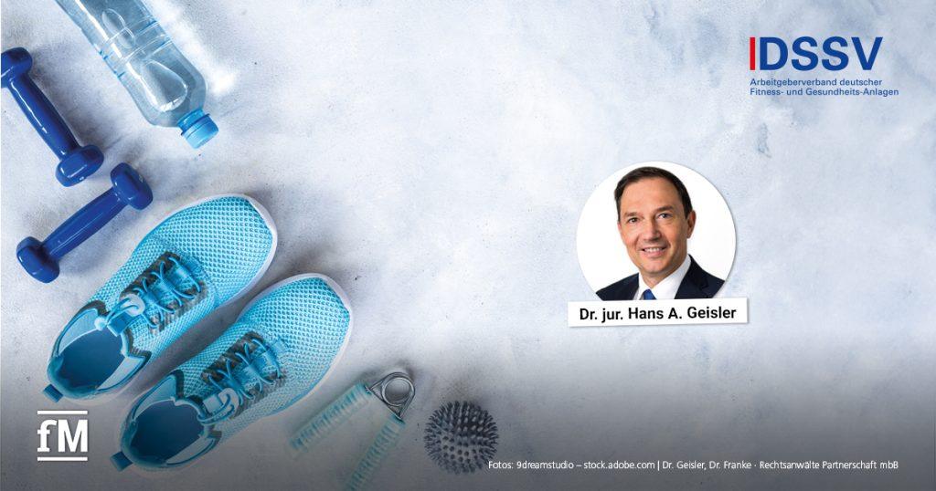 Links: Blaue Hanteln, Wasserflasche, türkise Sportschuhe und Massageball auf hellem Boden. Rechts: DSSV-Logo und rundes Porträtfoto mit Namenslabel Dr. jur. Hans A. Geisler.