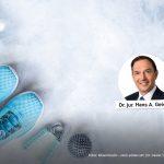 Links: Blaue Hanteln, Wasserflasche, türkise Sportschuhe und Massageball auf hellem Boden. Rechts: DSSV-Logo und rundes Porträtfoto mit Namenslabel Dr. jur. Hans A. Geisler.