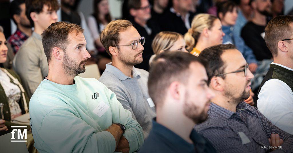 Teilnehmende hören gespannt einem Vortrag zu