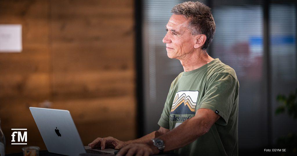 Mann mit Laptop