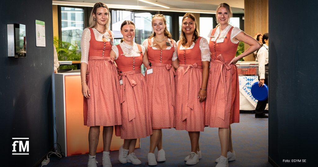Fünf Frauen in roten Dirndln.
