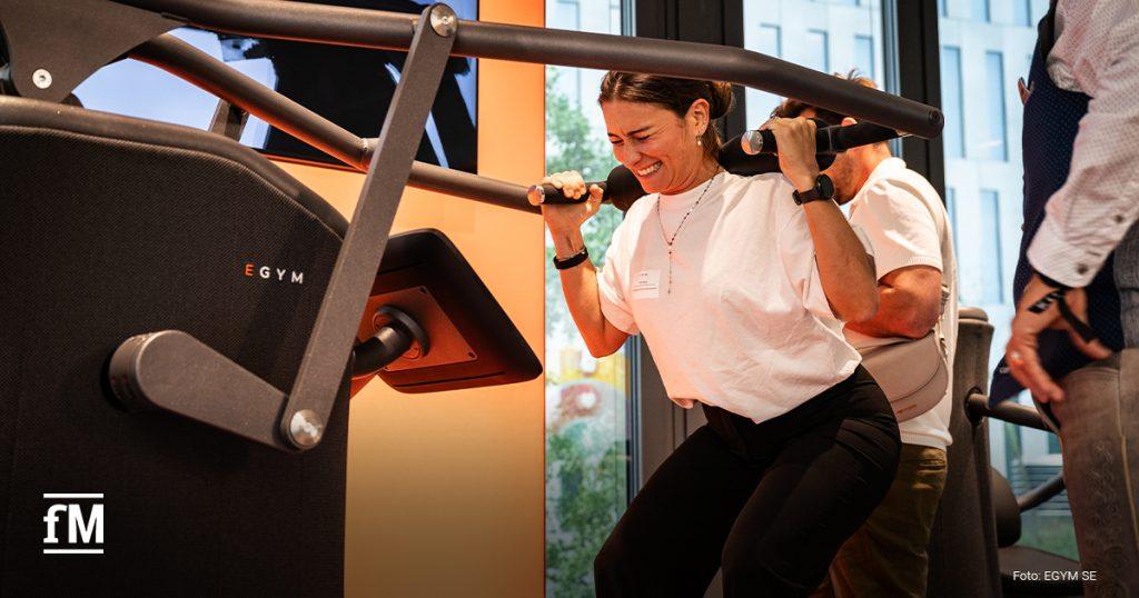 Frau trainiert an einem EGYM-Gerät