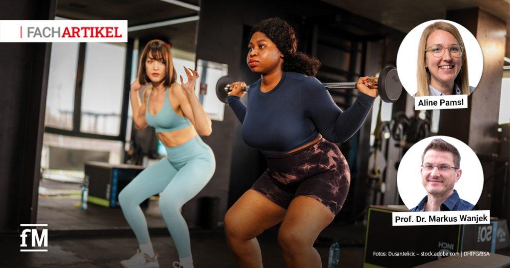 Zwei Frauen trainieren im Fitnessstudio: eine macht Kniebeugen mit der Langhantel, die andere unterstützt daneben. Fachartikel mit Porträts von Aline Pamsl und Prof. Dr. Markus Wanjek zum Thema Abnehmspritze.