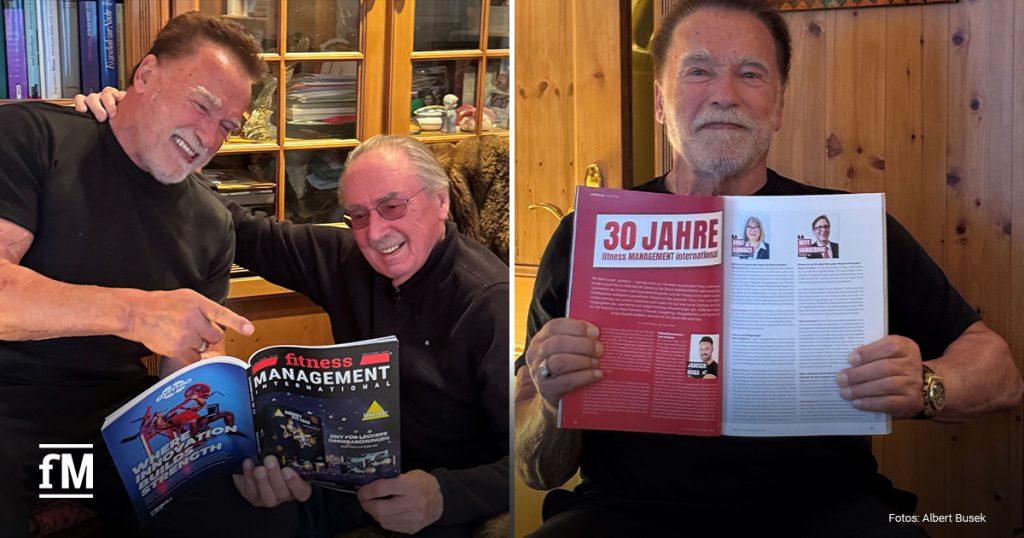 Zwei Männer sitzen lachend zusammen und blättern in einem fitness MANAGEMENT-Magazin. Auf einem weiteren Bild hält einer von ihnen ein Magazin mit einem Jubiläumsartikel zu 30 Jahren fitness MANAGEMENT international in die Kamera.