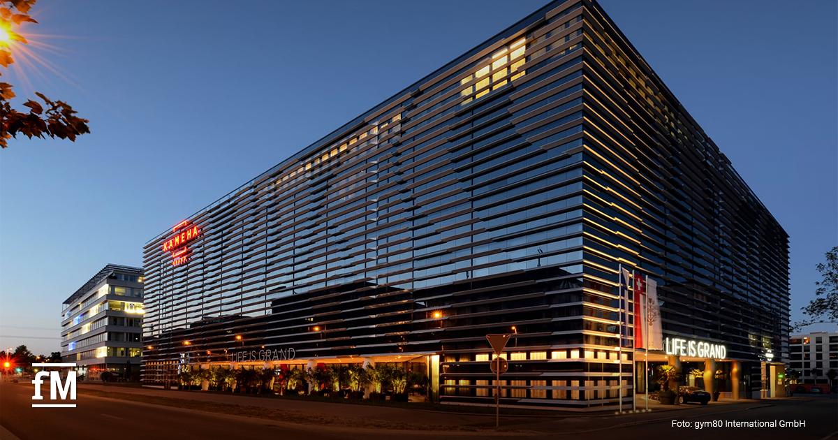 Moderne Hotel- und Eventlocation Kameha Grand Zürich bei Nacht.