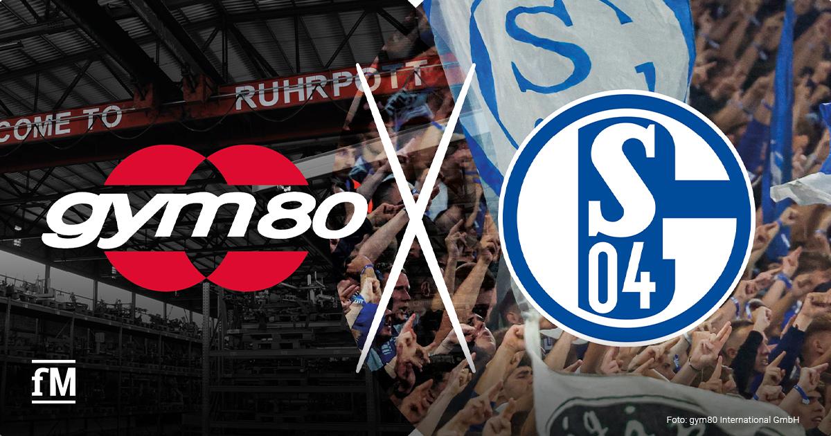 Logos von gym80 und Schalke 04 vor Werkhalle und jubelnden Fans.
