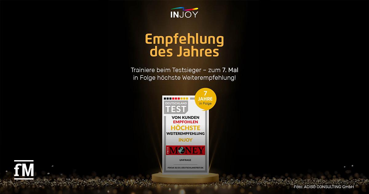 Schwarzer Hintergrund mit goldener Bühne und Auszeichnung. Text: Empfehlung des Jahres – INJOY erhält zum 7. Mal in Folge die höchste Weiterempfehlung. Siegel von FOCUS Money sichtbar.