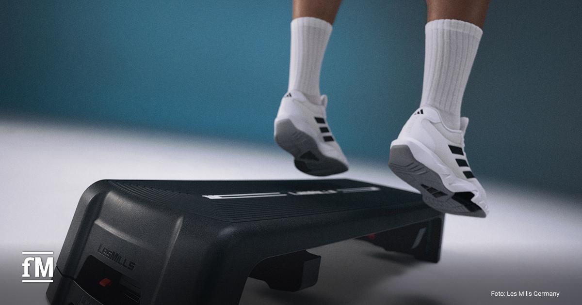 Sportschuhe springen auf einen schwarzen LES MILLS SMARTSTEP.