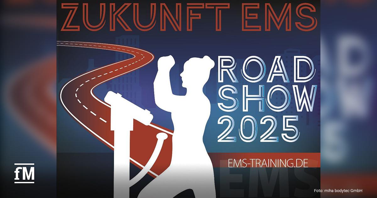 Ein grafisches Banner für die miha bodytec Roadshow 2025. Auf der Illustration ist eine Person zu sehen, die mit einem EMS-Gerät trainiert. Der Hintergrund zeigt eine Straße, die symbolisch den Weg der Roadshow darstellt. Der Text 'ROADSHOW 2025' und 'EMS-TRAINING.DE' sind in weißen Großbuchstaben zu lesen.
