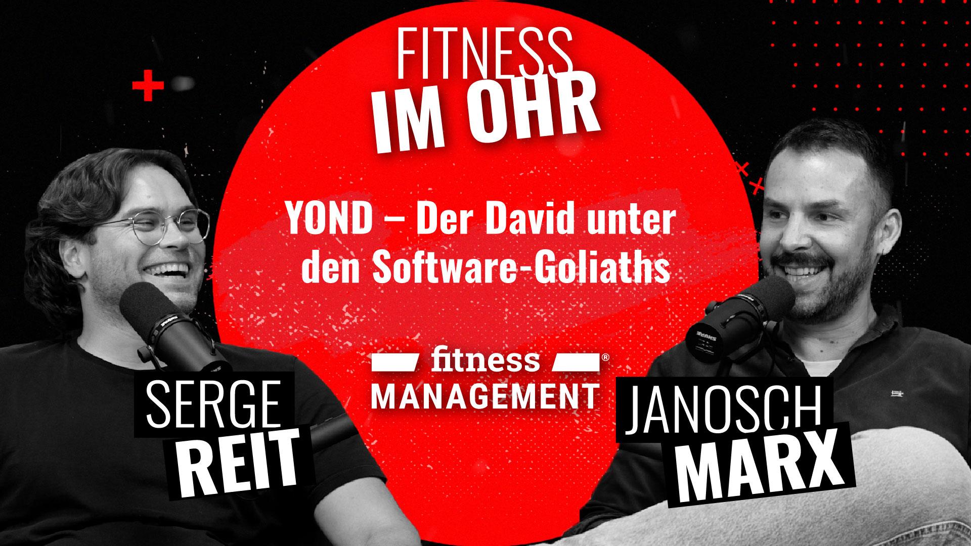 Podcast-Grafik mit Janosch Marx und Serge Reit an Mikrofonen vor einem schwarzen Hintergrund. In der Mitte ein roter Kreis mit dem Titel der Podcastfolge und 'Fitness im Ohr' in weißer Schrift.