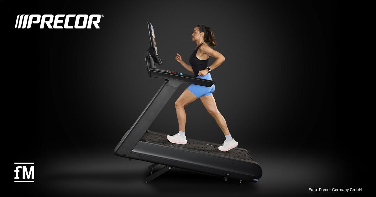 Frau läuft auf einem Precor Breakaway Laufband, seitliche Ansicht mit Precor Logo.