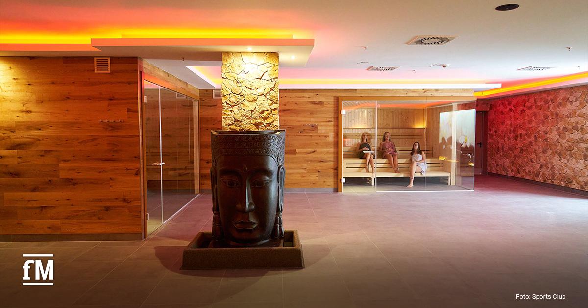 Sports Club Sauna mit Glasfront und großer Buddha-Skulptur im Vorraum