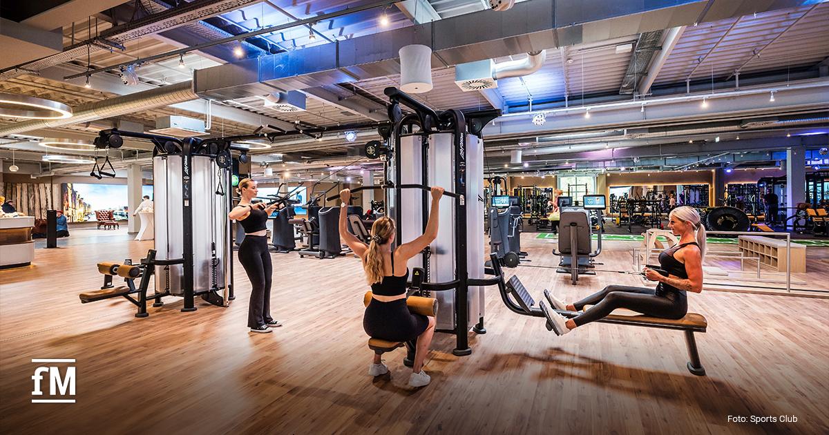 Drei Frauen trainieren an modernen Fitnessgeräten in einem Sports Club Studio.