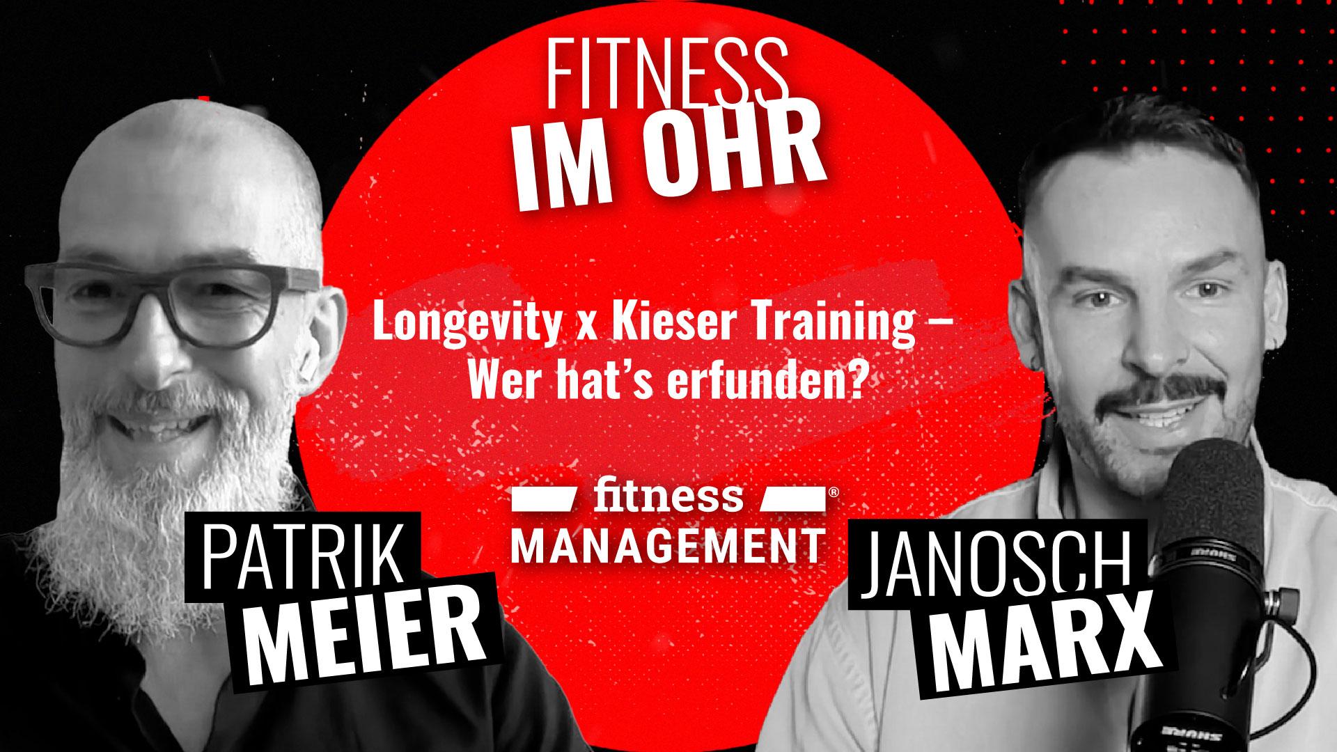Podcast-Grafik mit Janosch Marx und Patrik Meier an Mikrofonen vor einem schwarzen Hintergrund. In der Mitte ein roter Kreis mit dem Titel der Podcastfolge und 'Fitness im Ohr' in weißer Schrift.