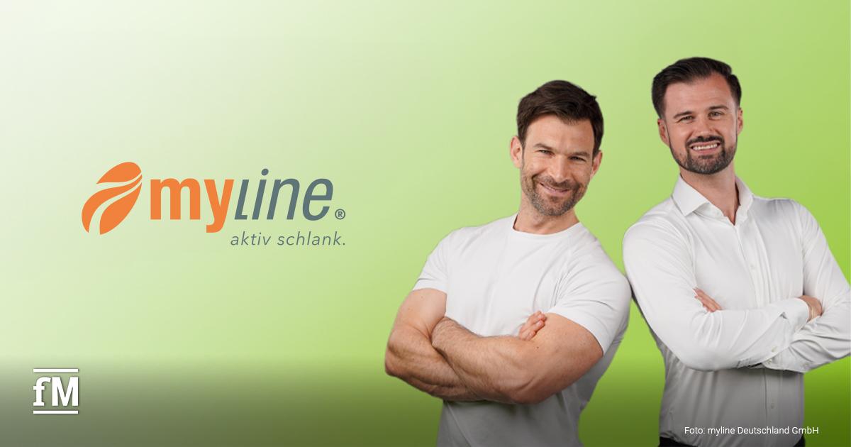 myshape von myline Zwei Männer stehen vor grünem Hintergrund mit dem myline Logo und Schriftzug 'aktiv schlank'.