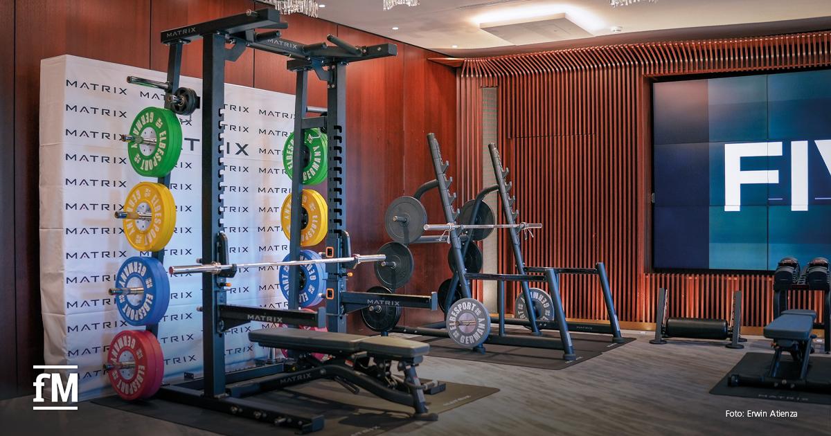 Trainingsraum mit Hantelbänken, Half Racks und Gewichten von Matrix.