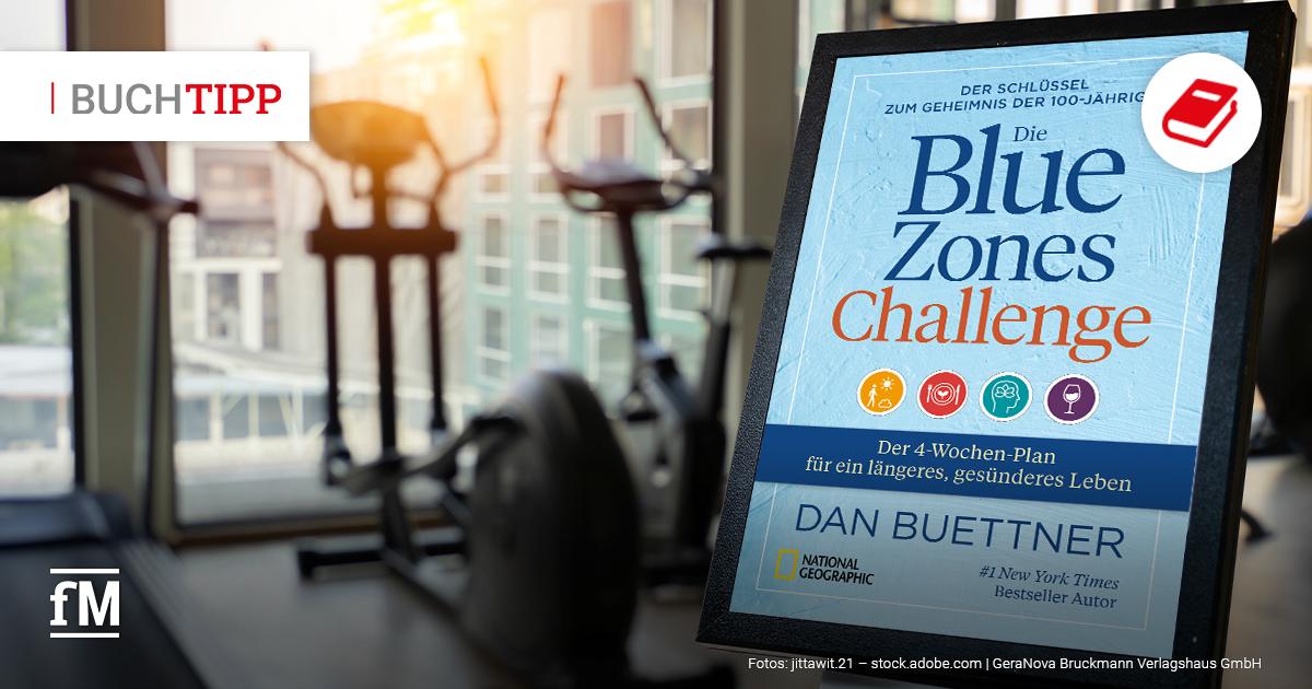 Buchcover 'Die Blue Zones Challenge' von Dan Buettner auf einem Bildschirm im Fitnessstudio neben Trainingsgeräten.