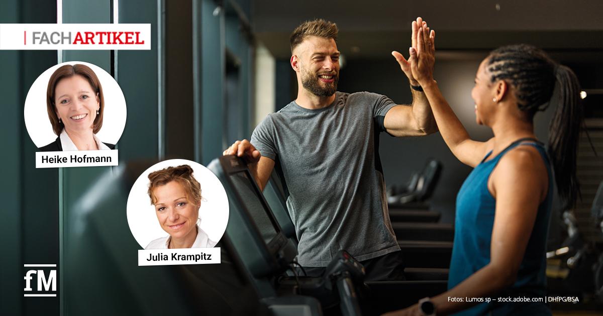 Trainer und Trainierende geben sich im Fitnessstudio ein motivierendes High-Five; daneben Porträts von Heike Hofmann und Julia Krampitz, Autorinnen eines Fachartikels zur mentalen Gesundheit.