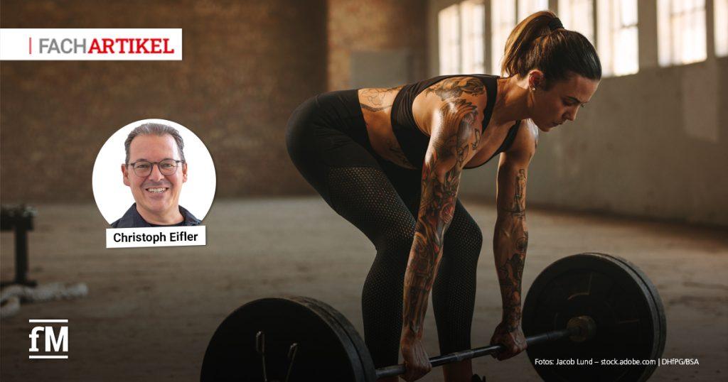 Athletin führt in einer Halle Kreuzheben mit einer Langhantel aus; im Hintergrund scheint Sonnenlicht durch das Fenster, mittig links ein Porträtfoto von Christoph Eifler.