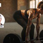 Athletin führt in einer Halle Kreuzheben mit einer Langhantel aus; im Hintergrund scheint Sonnenlicht durch das Fenster, mittig links ein Porträtfoto von Christoph Eifler.