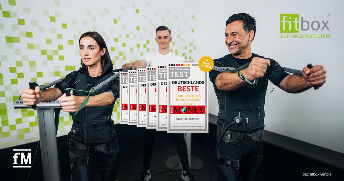 Drei Personen beim EMS-Training mit Trainingsgerät im Studio.