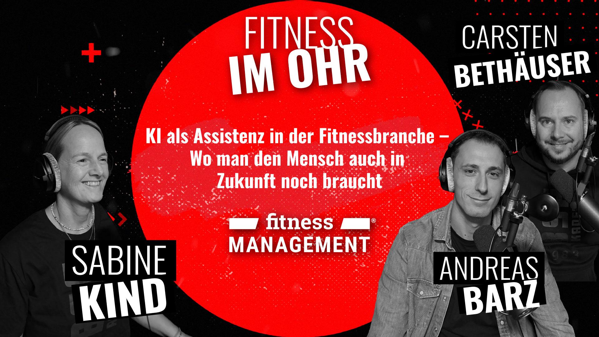 Podcast-Grafik mit Carsten Bethäuser, Sabine Kind und Andreas Barz an Mikrofonen vor einem schwarzen Hintergrund. In der Mitte ein roter Kreis mit dem Titel der Podcastfolge und 'Fitness im Ohr' in weißer Schrift.