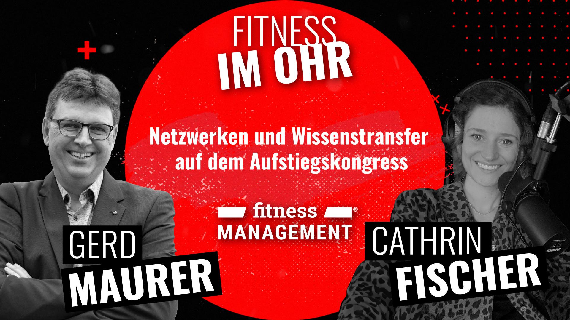 Schwarz-rotes Podcast-Thumbnail mit zwei moderierenden Personen (Gerd Maurer links und Cathrin Fischer rechts). Darüber der Name des Podcasts 'Fitness im Ohr' und ein Hinweis zu dem Thema: 'Netzwerken und Wissenstransfer auf dem Aufstiegskongress'. Darunter das Logo von fitness MANAGEMENT.