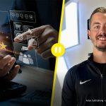 Links: symbolische Darstellung digitaler Kundenzufriedenheit mit fünf Sternen und Smiley über Smartphone und Laptop. Rechts: Ein Mann in schwarzer Sportkleidung mit MYOKRAFT-Logo steht lächelnd in einem modernen Fitnessstudio.