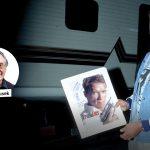 Arnold Schwarzenegger hält ein Filmplakat zu 'True Lies'; links im Bild ein Porträtfoto von Albert Busek mit Namensbeschriftung.