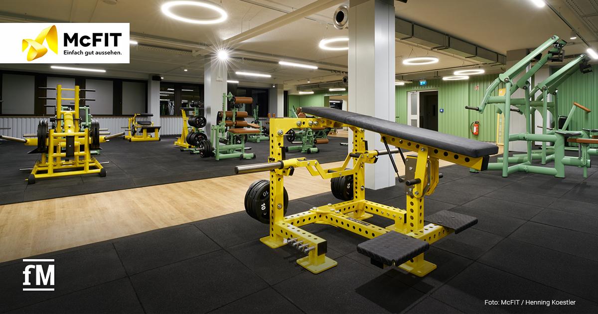 Trainingsfläche im McFIT Obergiesing mit gelben Kraftgeräten und hell ausgeleuchtetem Raum