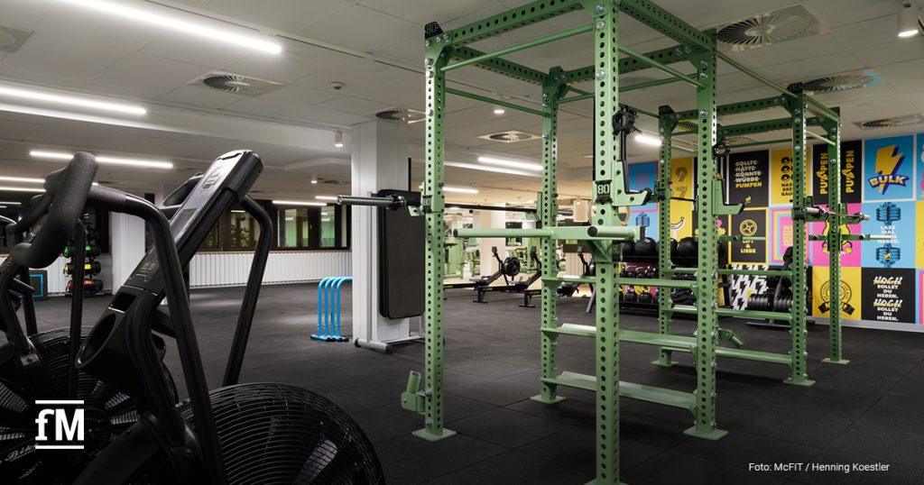 Functional Area im McFIT Obergiesing mit grüner Trainingsstruktur und bunten Wandmotiven