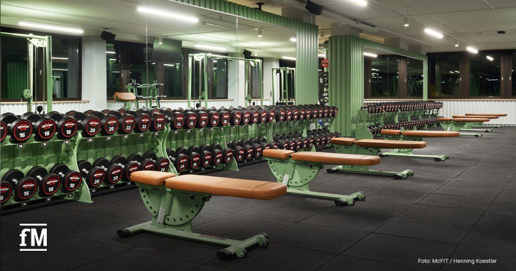 Freihantelbereich im McFIT Obergiesing mit Kurzhanteln und gepolsterten Trainingsbänken